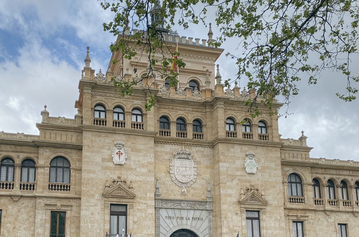 Fachada de un edificio público en España