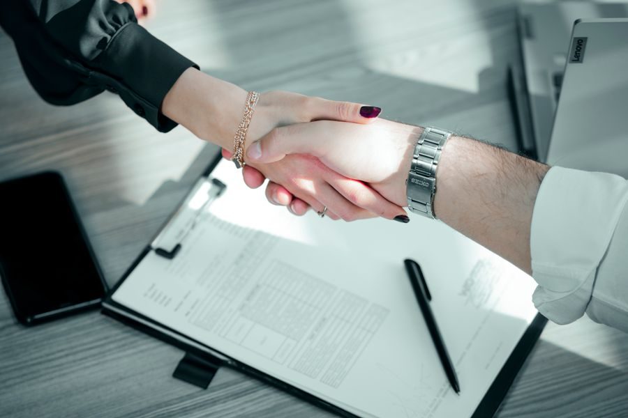 Un abogado y su cliente cierran un acuerdo sobre el contrato